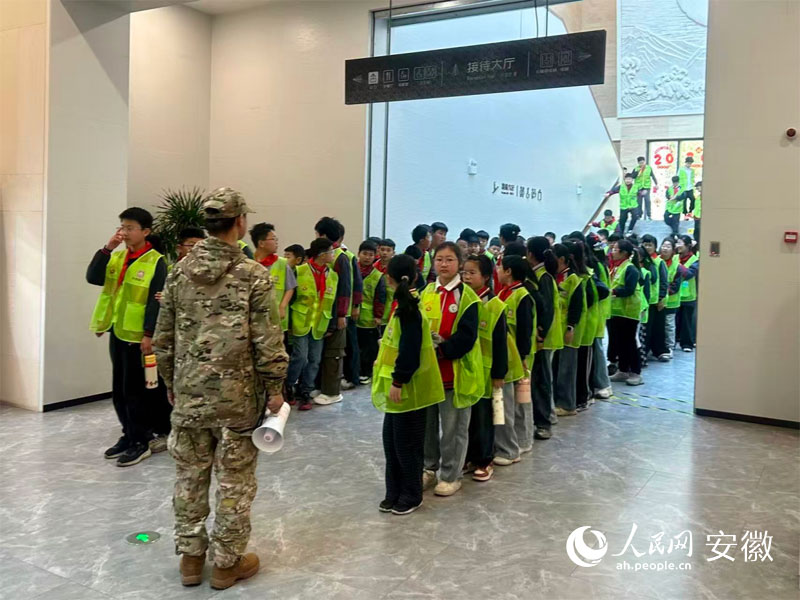 学生在凌家滩遗址博物馆内研学。人民网记者 高飞跃摄