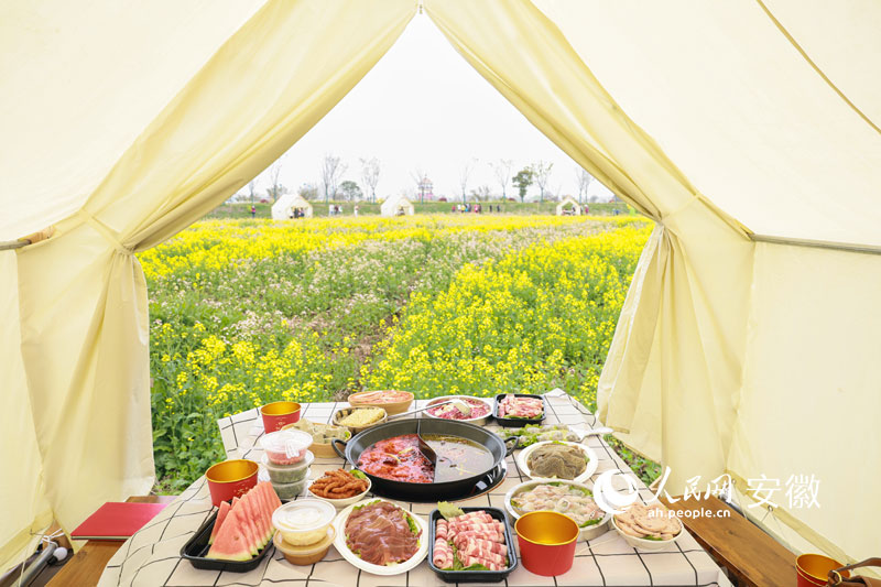一顿火锅，在油菜花田打开春天滋味。人民网记者 张俊摄