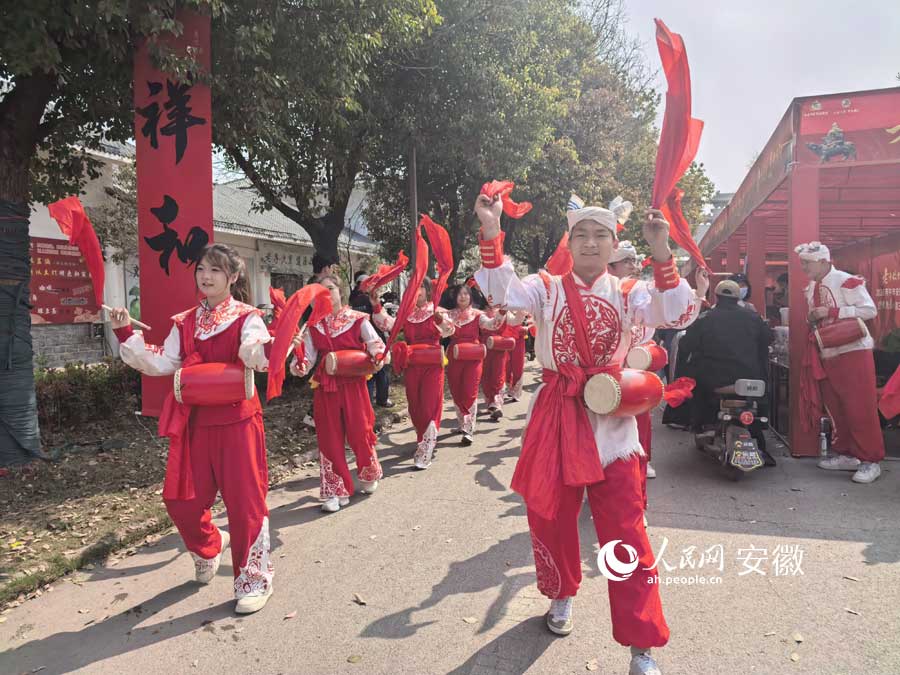 民俗活动让现场热闹不已。人民网记者 韩震震摄