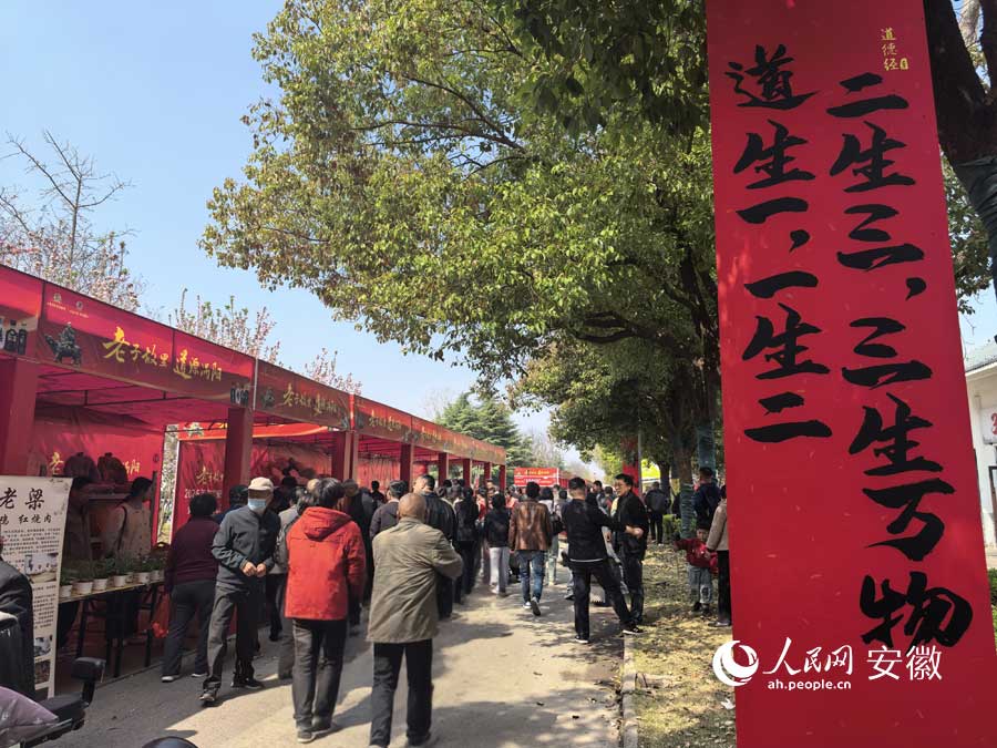 涡阳特色产品吸引众多游客。人民网记者 韩震震摄