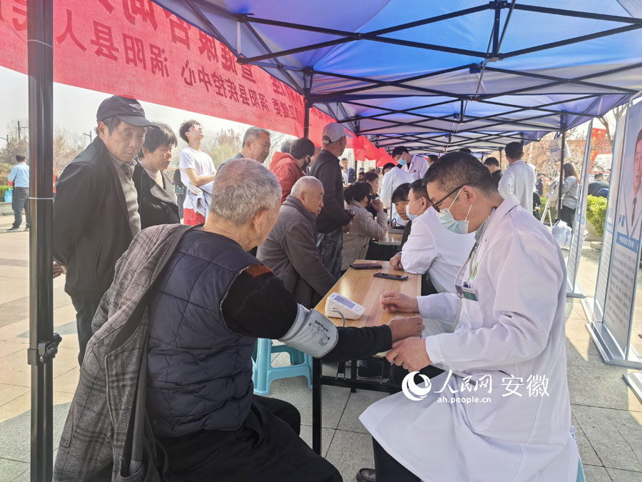 义诊活动。人民网记者 韩震震摄