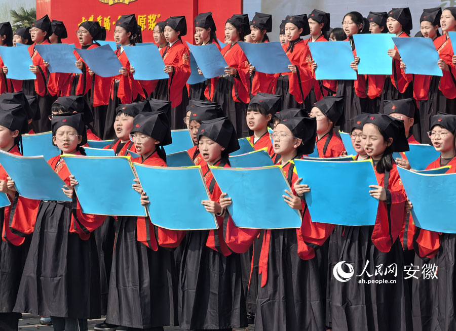 开幕式表演中,孩子们一起朗诵《道德经》。人民网记者 韩震震摄
