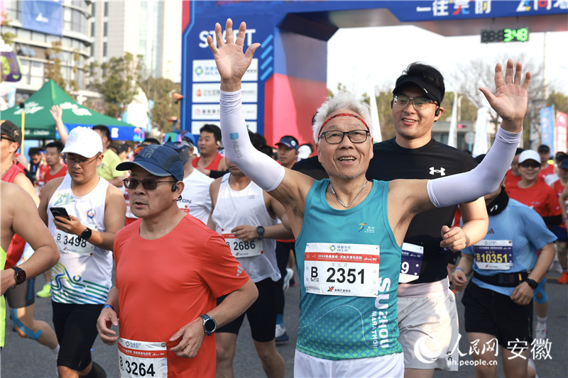 今年“芜马”参赛规模达1.6万人。人民网记者 张俊摄