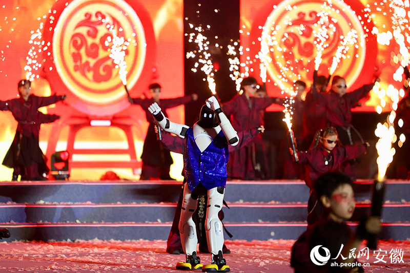 《火舞流光·梨花雪》中的机器人街舞。人民网记者 陶涛摄