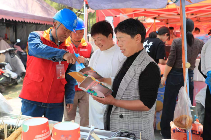 国网涡阳县供电公司皖美共产党员服务队对庙会用电情况进行检查巡视。