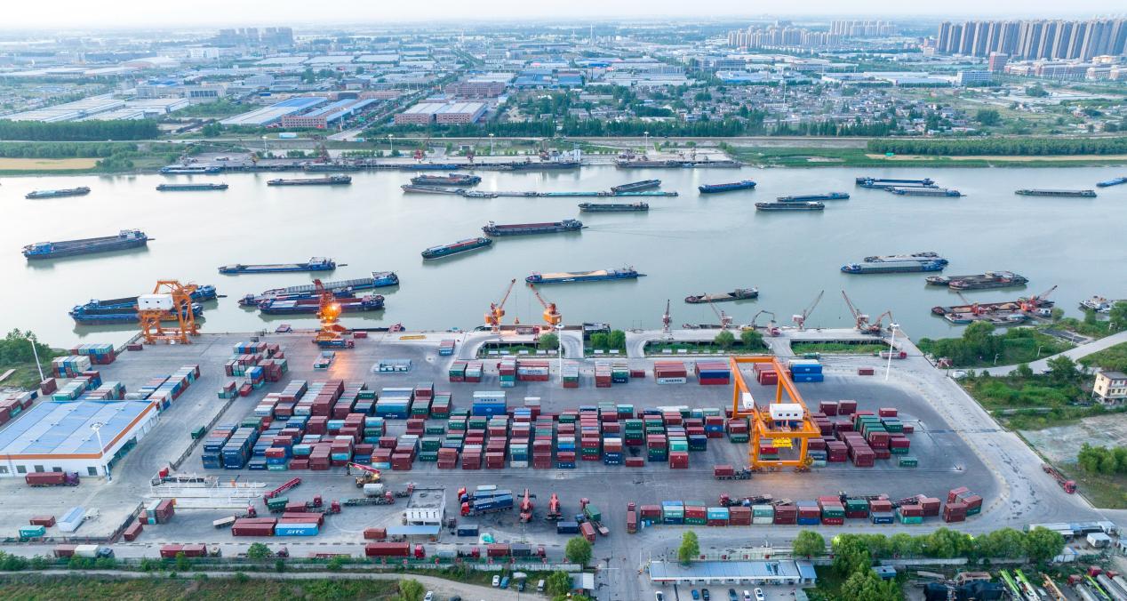俯瞰运输繁忙的蚌埠港。陈昂摄