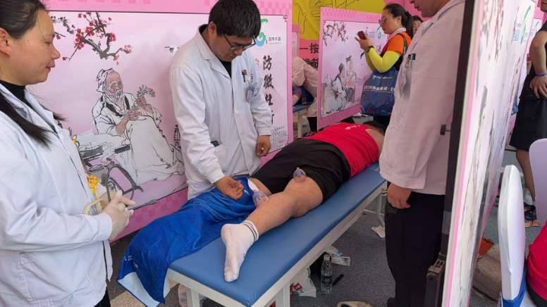 中医康复医师为完赛跑者提供理疗服务