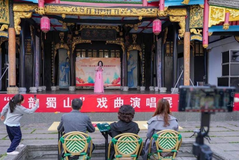 戏曲爱好者们从“台下看戏”走向“台上唱戏”，一展风采。