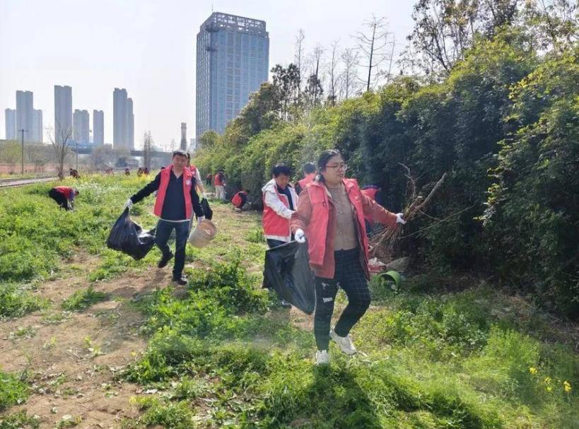 荷叶地街道志愿者在清理垃圾。
