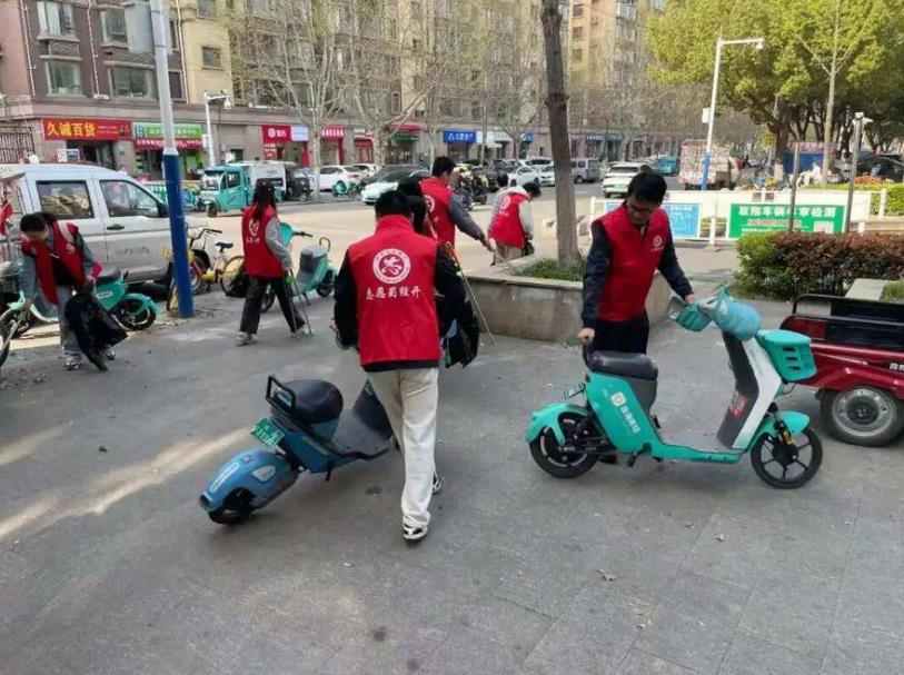 蜀山经开区志愿者整理共享单车。