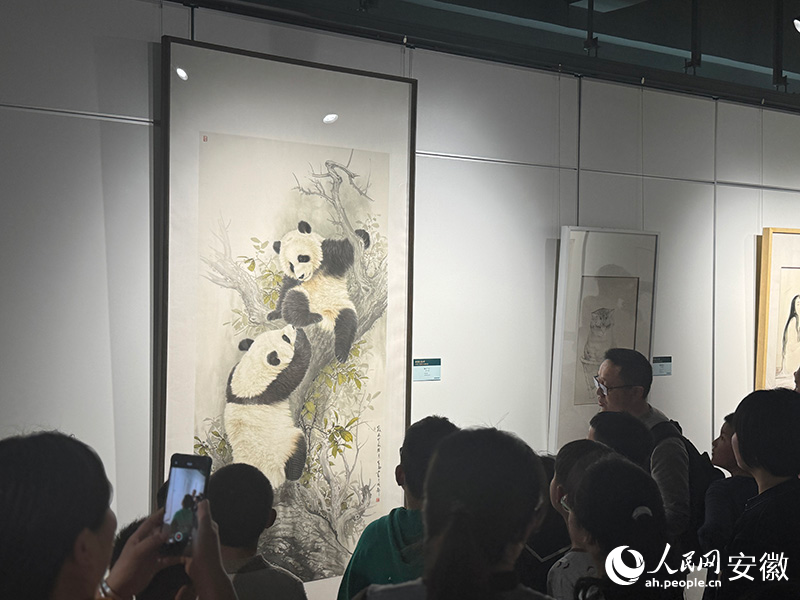 市民参观田园艺术展。人民网记者 吕欢欢摄