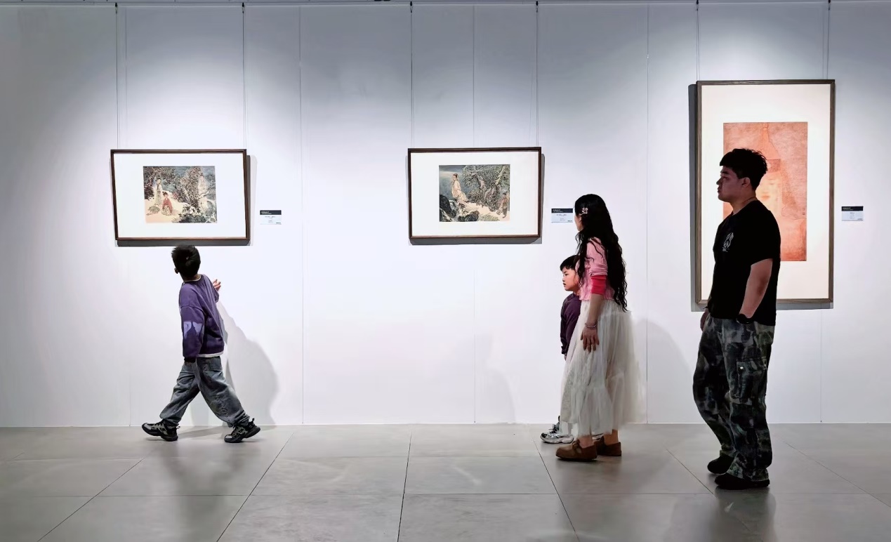 市民参观田园艺术展。瑶海区委宣传部供图