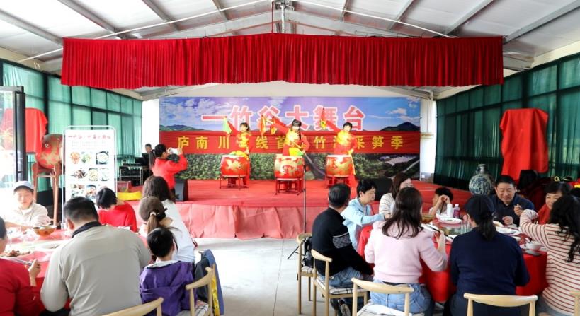 游客在品尝美食的同时欣赏文艺表演。