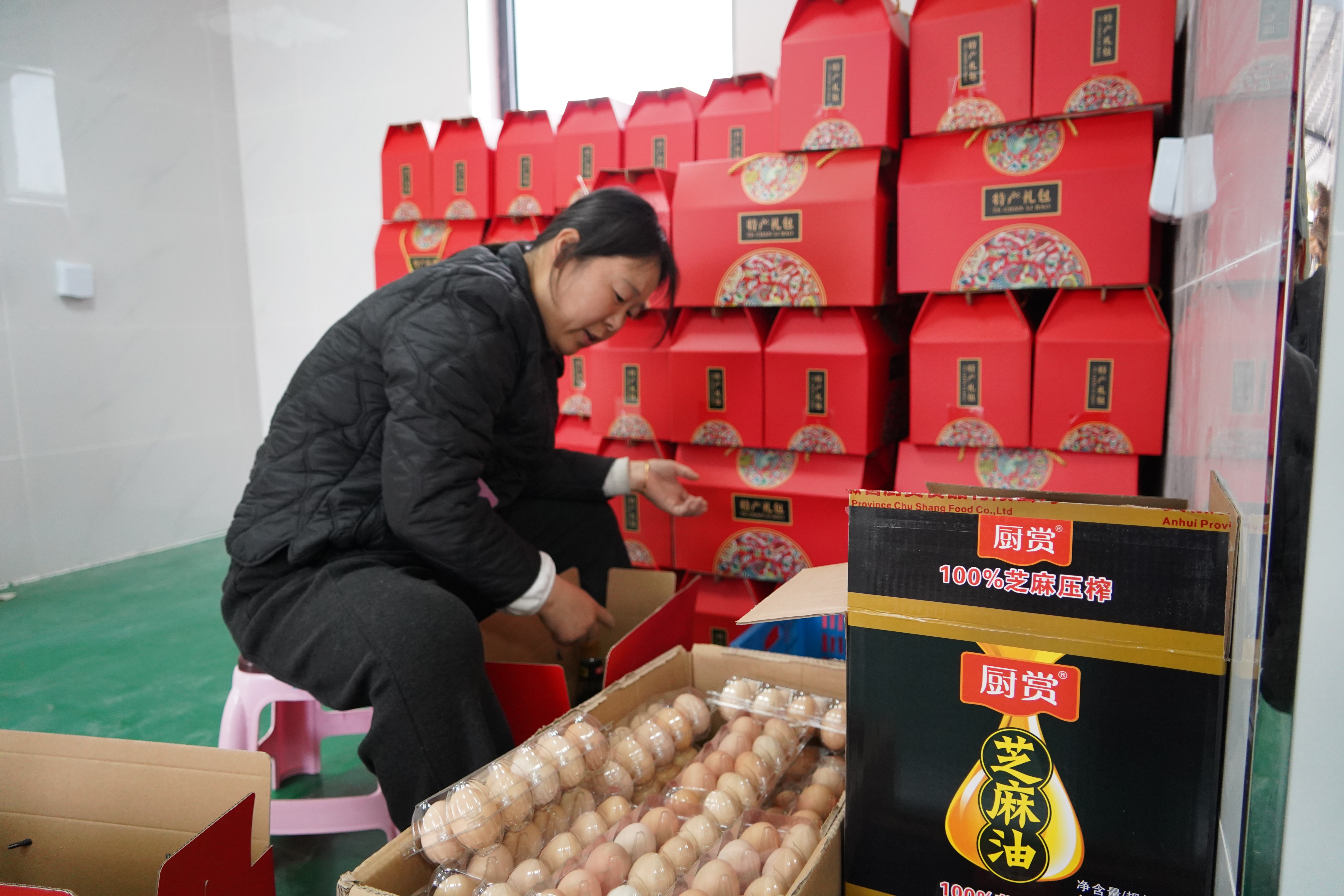 工作人員劉雨在指南村農產品集散中心打包禮盒。