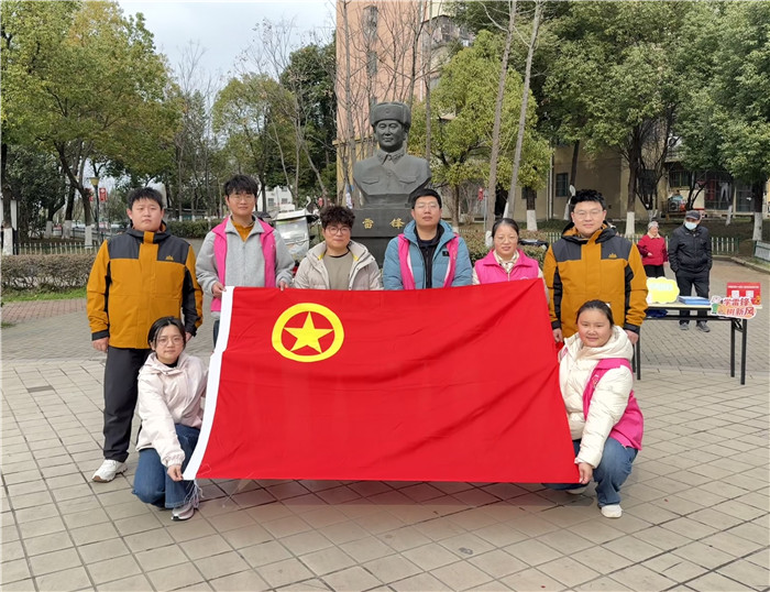 国投丰乐志愿者在雷锋广场参加社区志愿服务。国投丰乐供图