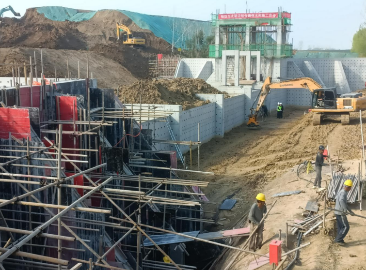 茨淮新河治理工程（潘集區境內）穿堤涵工人在施工作業。孫雪強攝