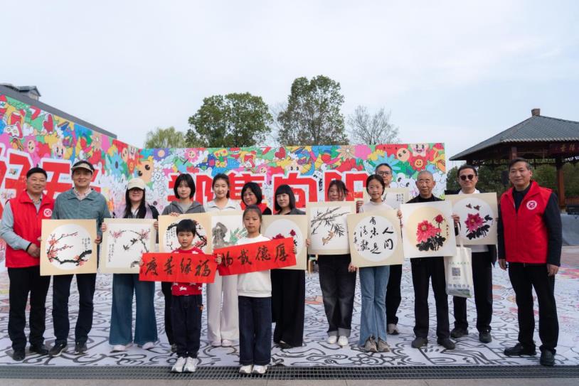 本地书画家向群众赠送书画作品。天长市郑集镇供图
