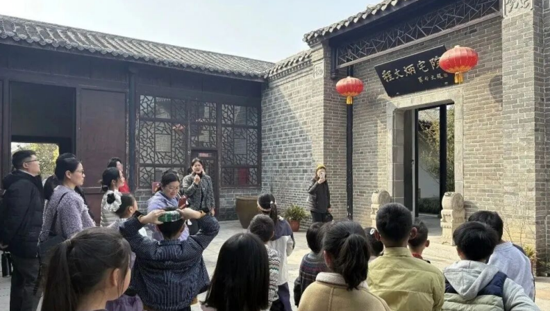 親子家庭走進皖北民俗博物館