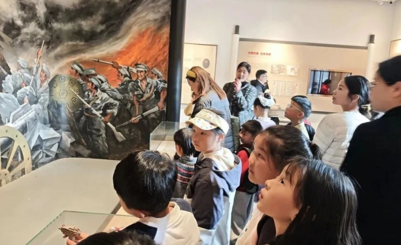 親子家庭走進皖北民俗博物館