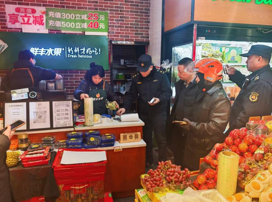 对街区出店经营商户下达责令整改通知书。