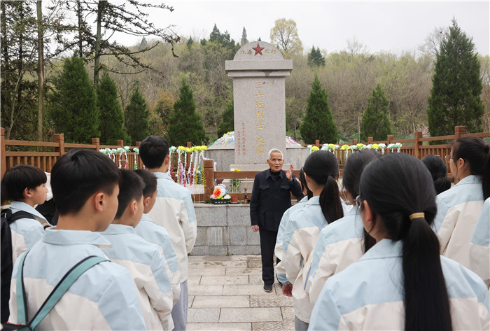叶官山老人向前来祭奠的中小学师生宣讲烈士英勇故事。
