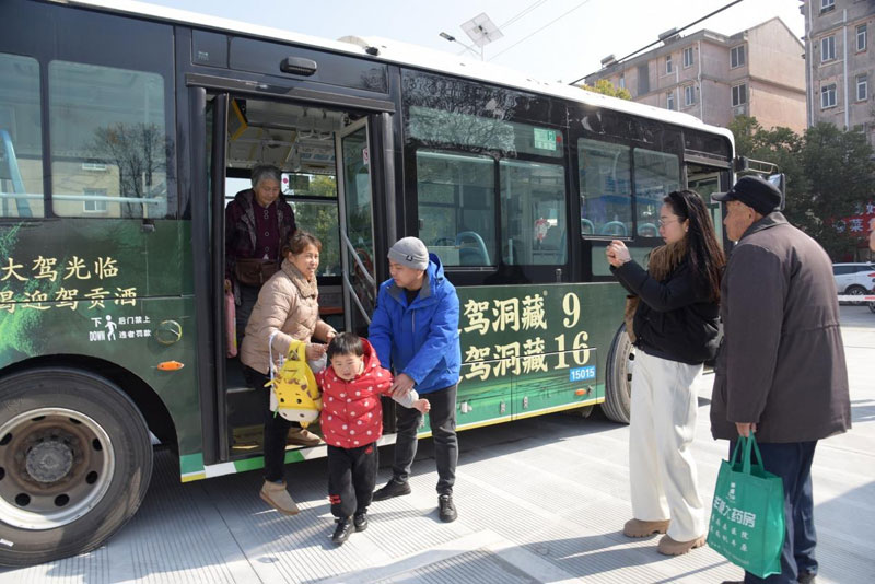 马鞍山市花山区塘岔社区公交调车场。