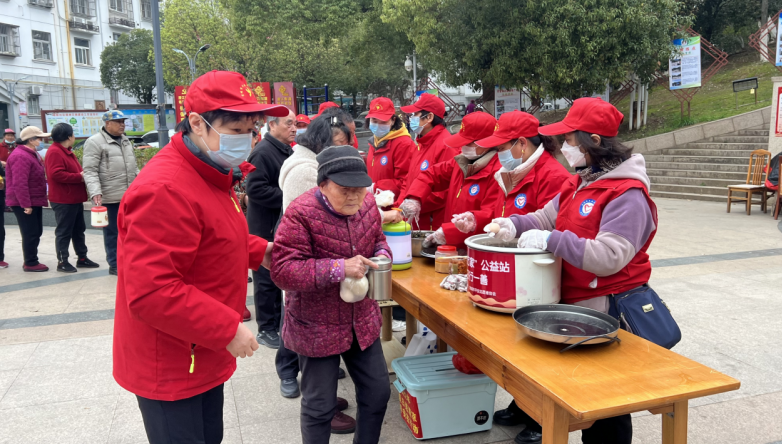 老人正在领取免费早餐