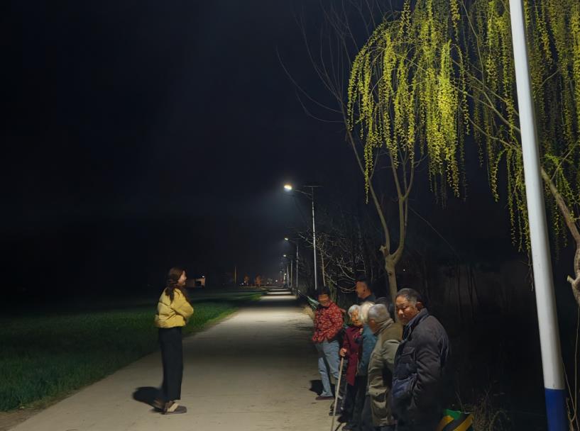 夜幕降临，暖光亮起。