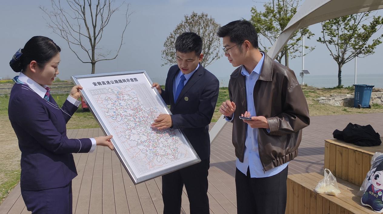 霍邱北站工作人員介紹安徽高速公路路網示意圖。皖通公司供圖