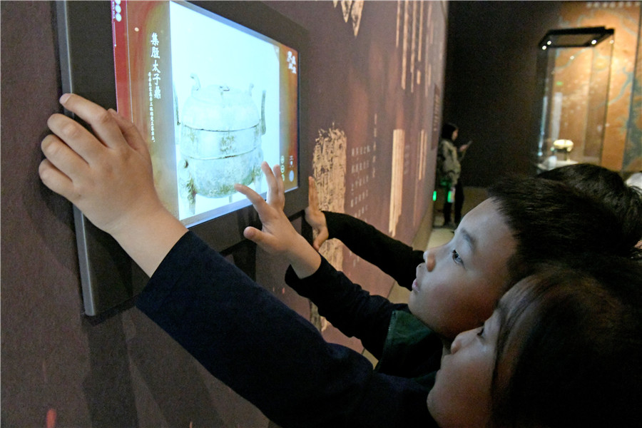 中小学生走进安徽省淮南市寿县安徽楚文化博物馆，了解楚文化。