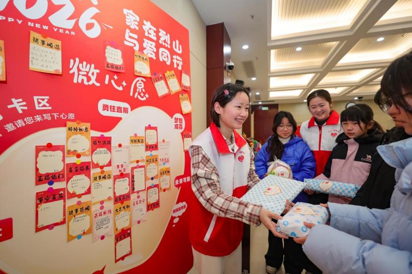 志愿者给困难家庭青少年发放礼品。孙夏璐供图