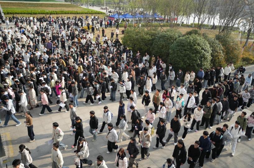 数千名考生奔赴合职考场。合肥职业技术学院供图