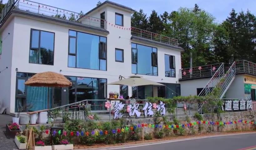 建在山腰的农家乐餐饮住宿都方便。