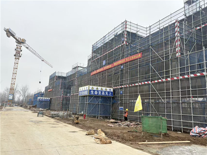 项目施工现场，工人正在进行施工作业。