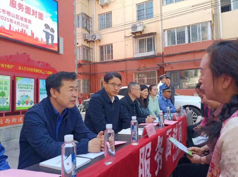 城管进社区为居民提供服务。