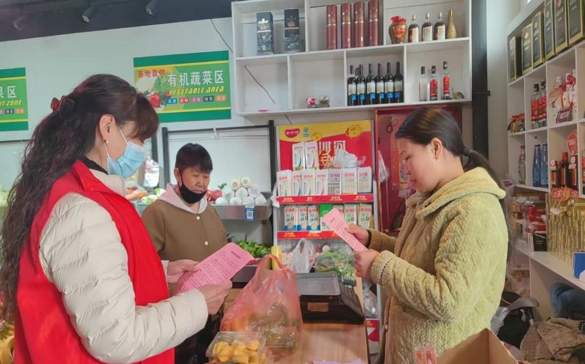 灵璧县灵城镇南姚社区志愿者入户宣传移风易俗。受访者供图