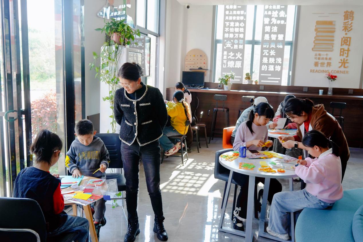 同学们参加手工活动。