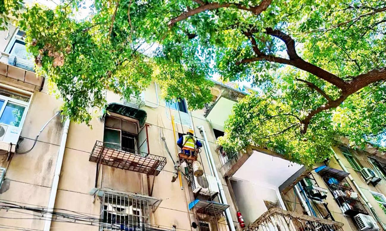 燃气工作人员正在进行锈蚀立管更新改造。合燃华润燃气供图