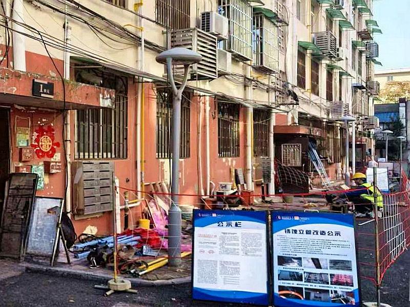 管道改造现场，燃气工作人员按要求做好公示、设置围挡。合燃华润燃气