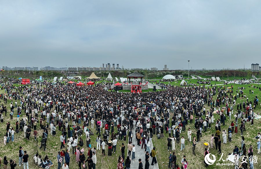 “王婆说媒”专场热闹开场。人民网记者 陶涛摄