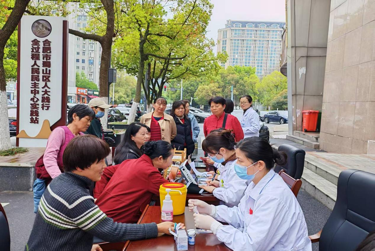现场为居民开展义诊活动。