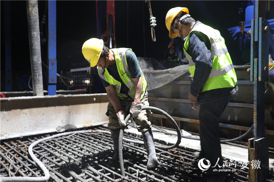 工人们正在大桥合龙现场工作。人民网 郭昊摄