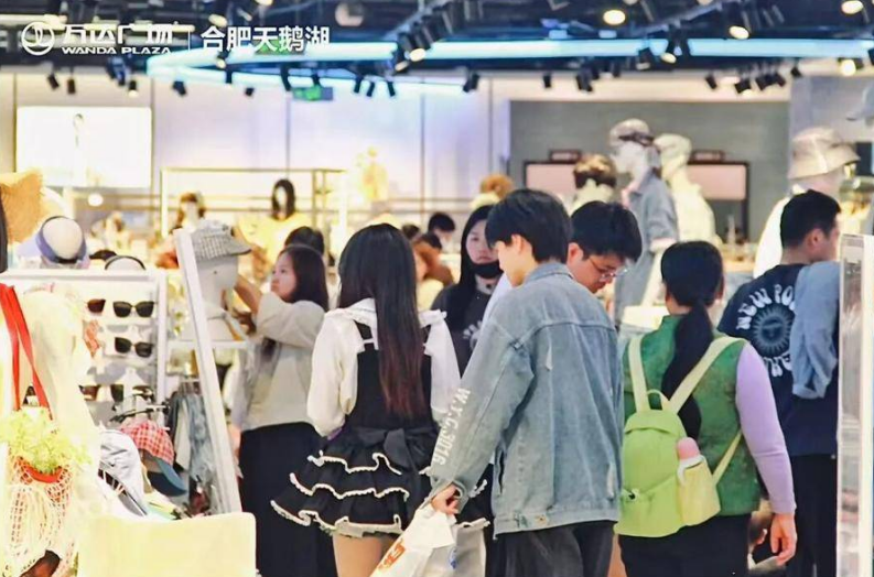 蜀山區各大商業綜合體，人流密集消費火爆。