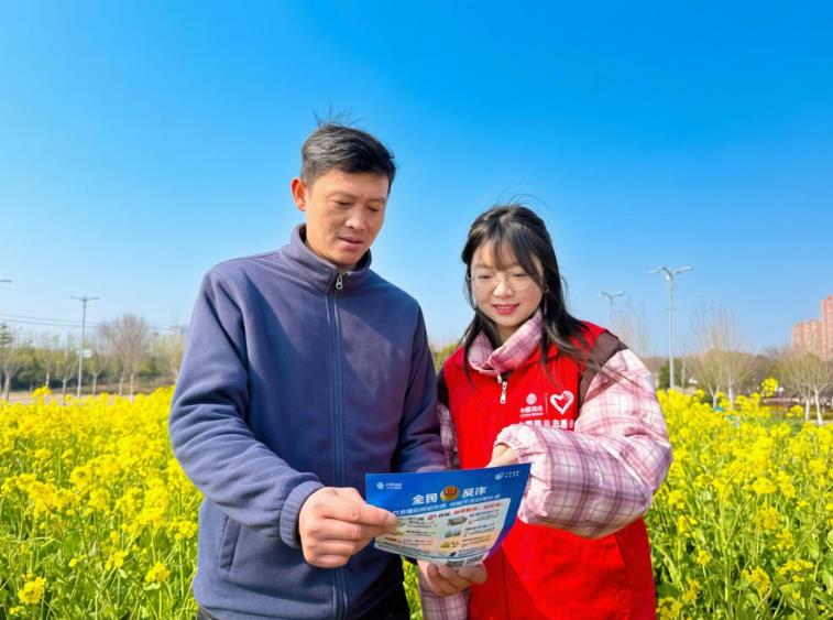 反诈志愿者巧妙“借景”，开展“花田里的反诈课堂”。安徽移动供图