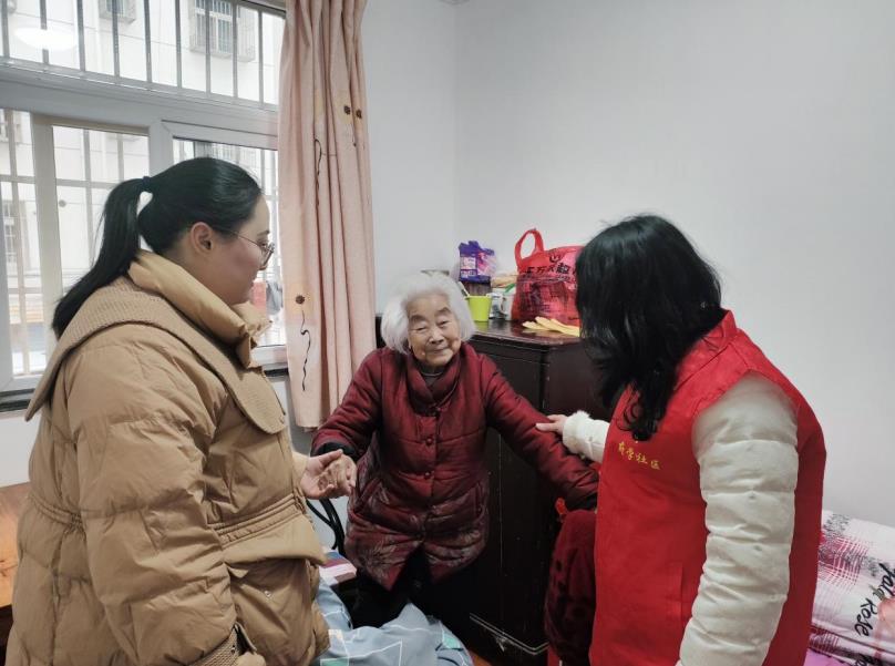 阳光府学志愿者陪老人唠家常。