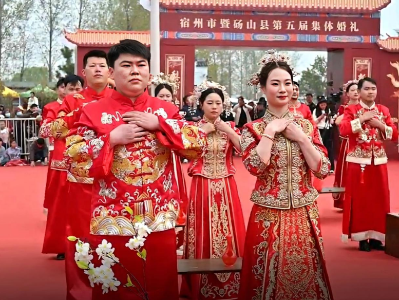 集體婚禮在碭山縣良梨鎮舉行。李艷龍攝