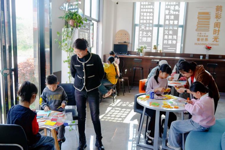 同学们参加手工活动。