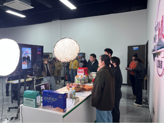 嘉名文化导师指导学员开展实操演练。涂益摄