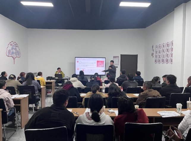 明光市女山湖镇主播丁军分享工作经验。涂益摄
