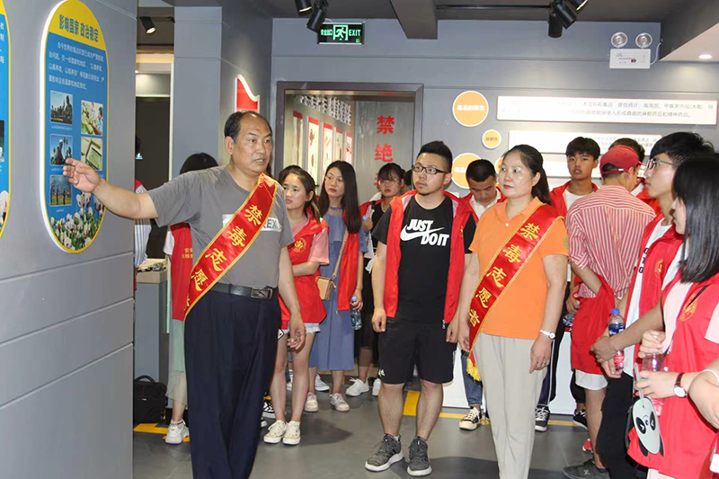 李彦、陈红夫妇向师生讲解预防毒品的知识。宿州市埇桥区文明办供图